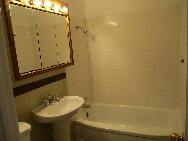 515 Windsor Ln — Photo 6
