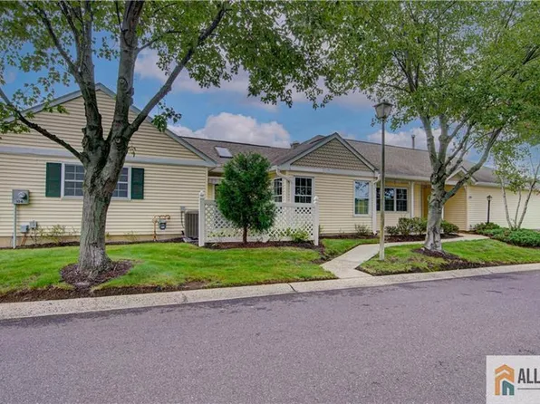 106 Blackbird Dr, Monroe Township, NJ 08831
