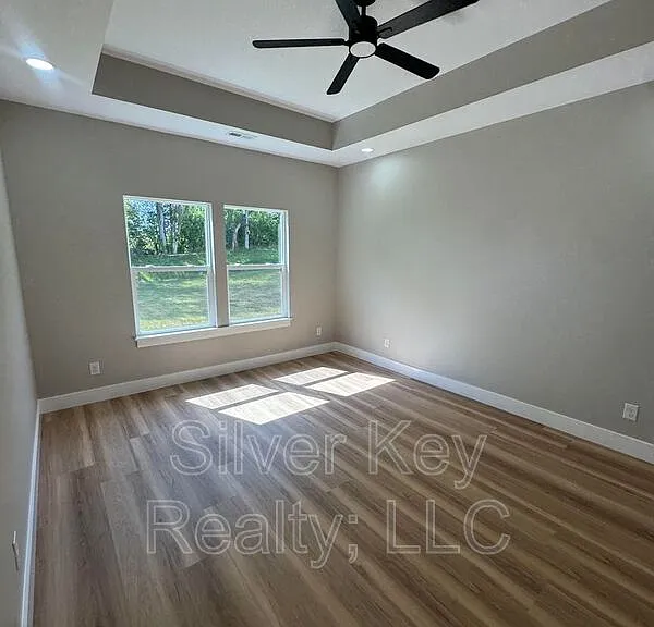 918 Stratford Ave — Photo 15