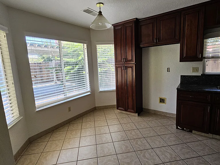 982 W Springer Dr — Photo 4