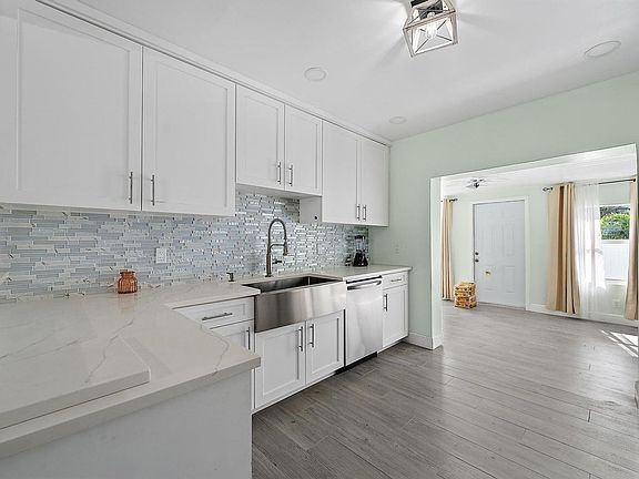 3rd image of 135 E 28th St