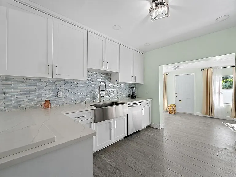 135 E 28th St — Photo 3