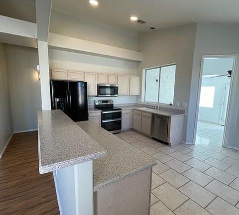 5th image of 80 S Pineview Pl