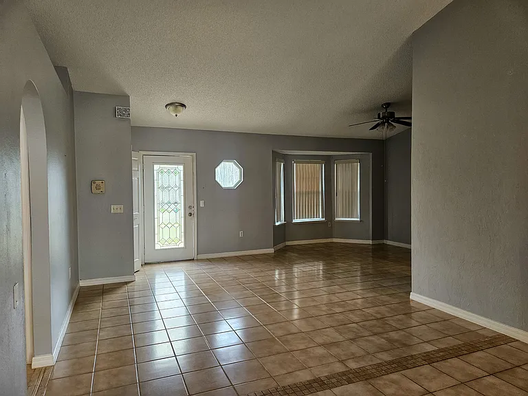 952 Trumbull St — Photo 3