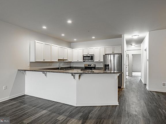 5th image of 215 Rose View Dr