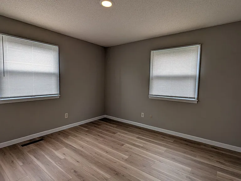 906 E Harding Dr #204 — Photo 5