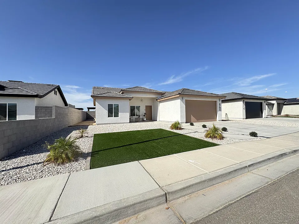 4706 E Ortega St