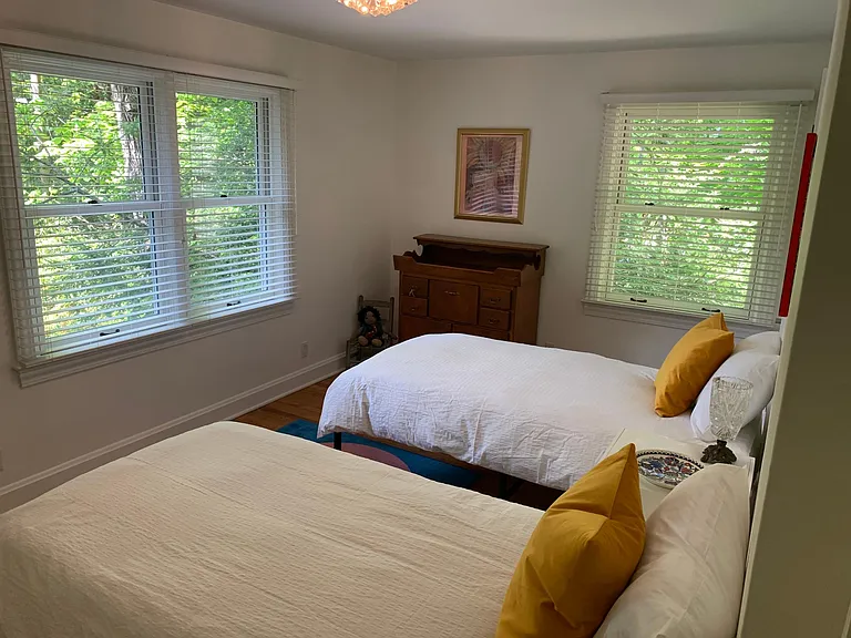 Guest room 2 twin beds