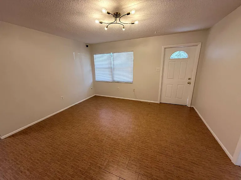 1211 Robert King High Dr — Photo 2