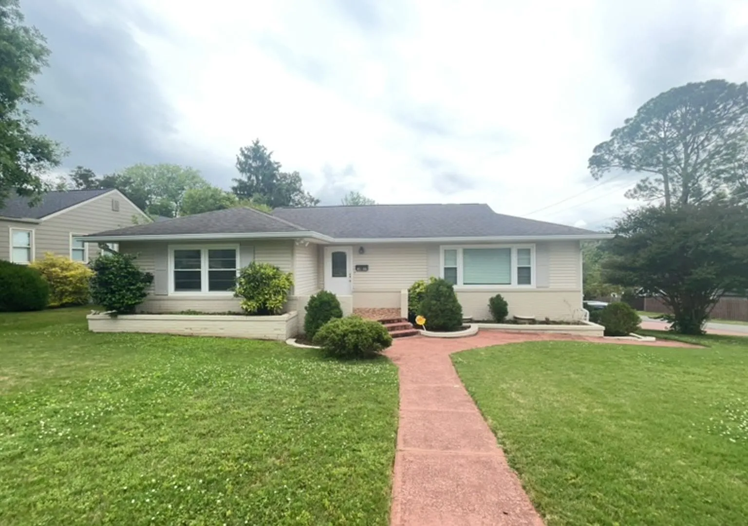 Beautiful 4BR Huntsville Home Near Downtown — Photo 1