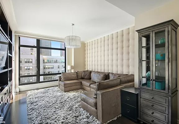 4th image of 450 E 83rd St #17AB