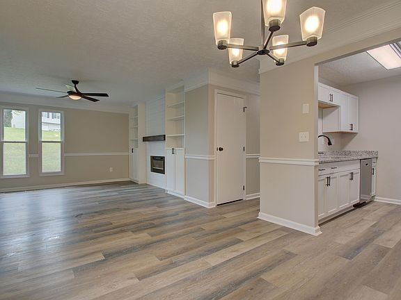 5th image of 4231 Briarwood Dr APT 2