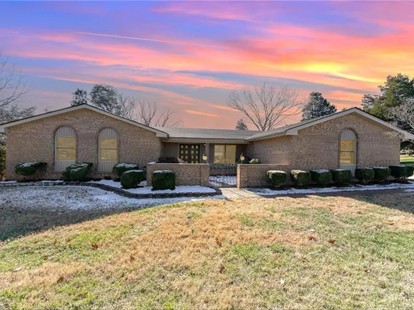 320 Maplewood Dr, Eden, NC 27288