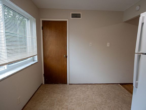 4th image of 1722 E Broadway APT B