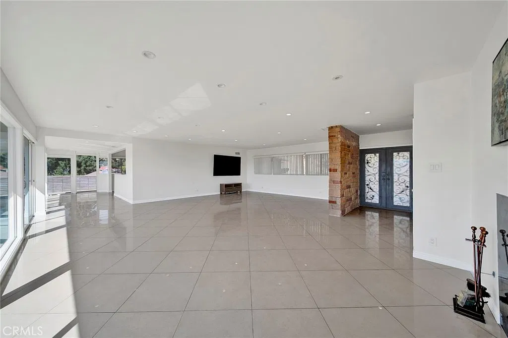 3 bed, 2600 sqft, $8,500 — Photo 4