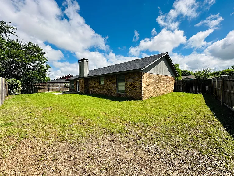 11701 N Lee Ave — Photo 35