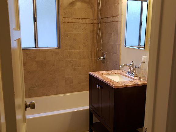 5th image of 2622 Montrose Ave
