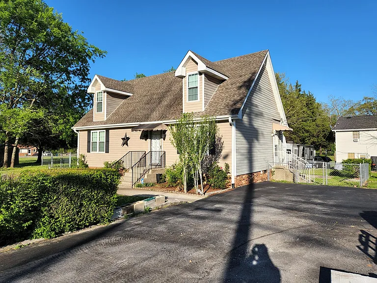 1129 S Maple St — Photo 3