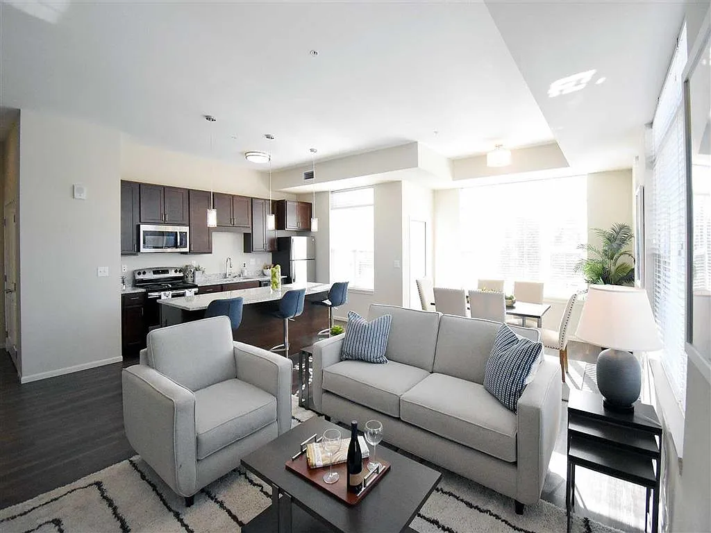 Oaks of Shorewood Apartments — Photo 3