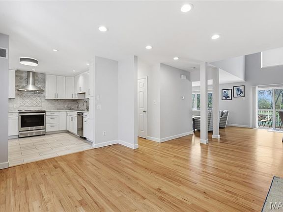 3rd image of 957 N Spoede Rd