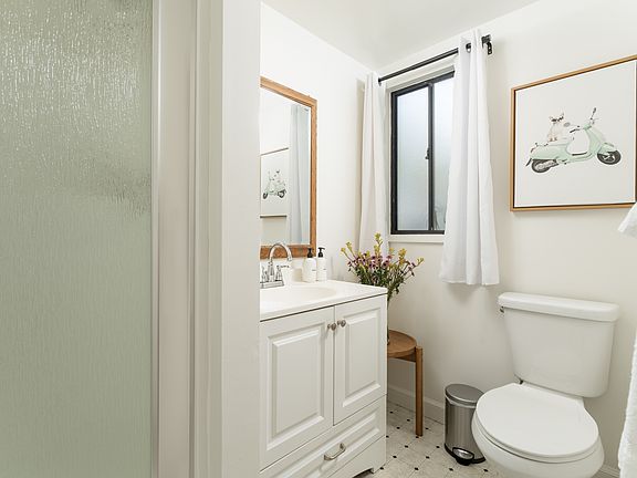 4th image of 1125 De La Vina St APT C