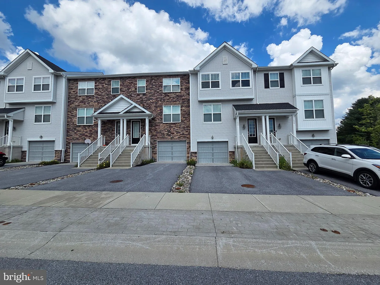 3 bed, 2.5 bath, 2035 sqft, $2,995 — Photo 1