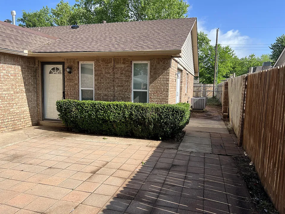 2241 Donna Dr