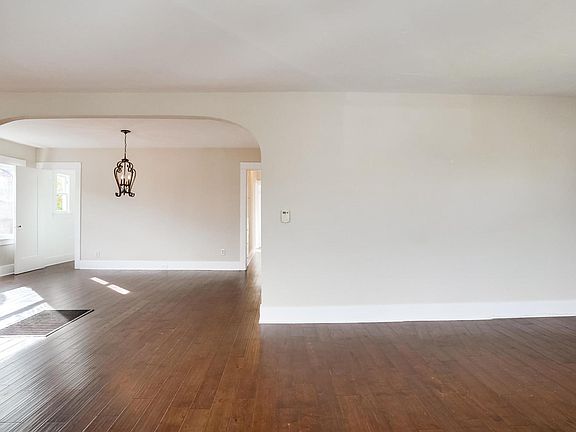 3rd image of 1133 S Patton Ave