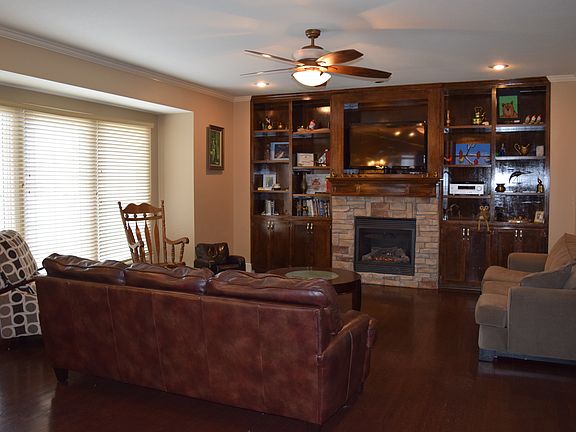 4th image of 124 NW Morton Ct