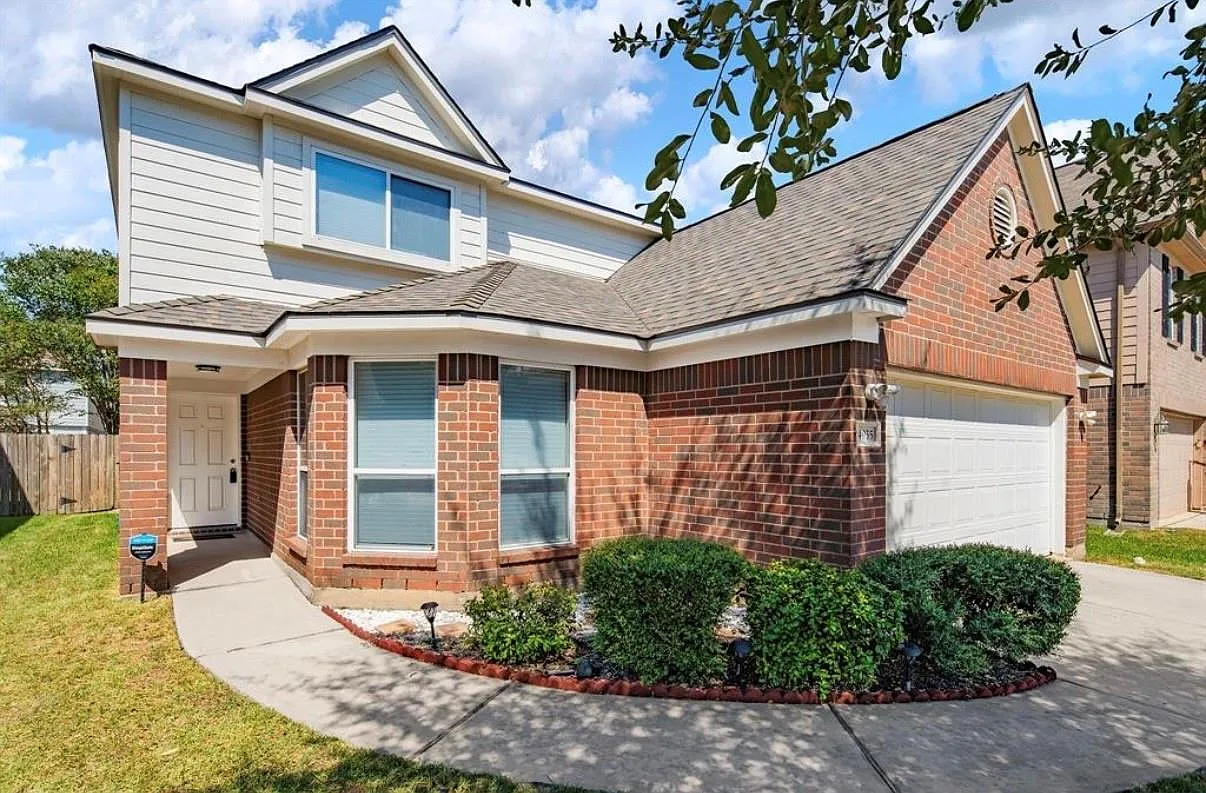 4 bed, 3.0 bath, 2321 sqft, $2,800 — Photo 1