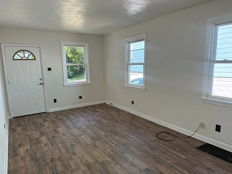 1106 Arnold Ave — Photo 2