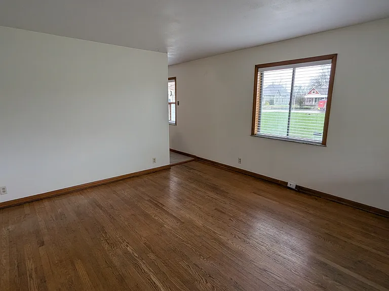 946 N Hamilton Ave — Photo 3