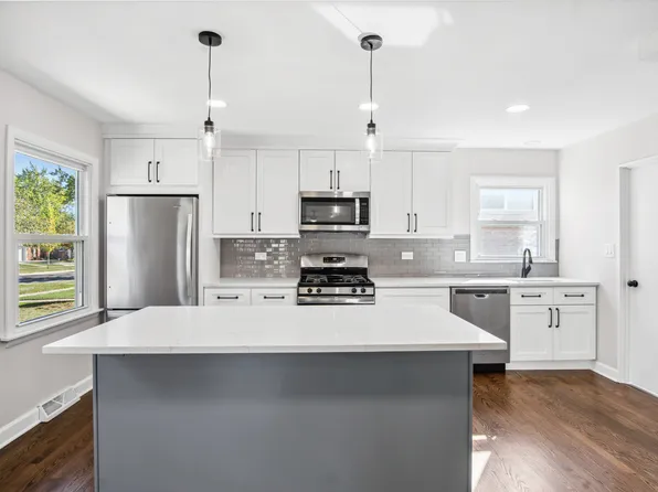 1104 Elizabeth St, West Chicago, IL 60185