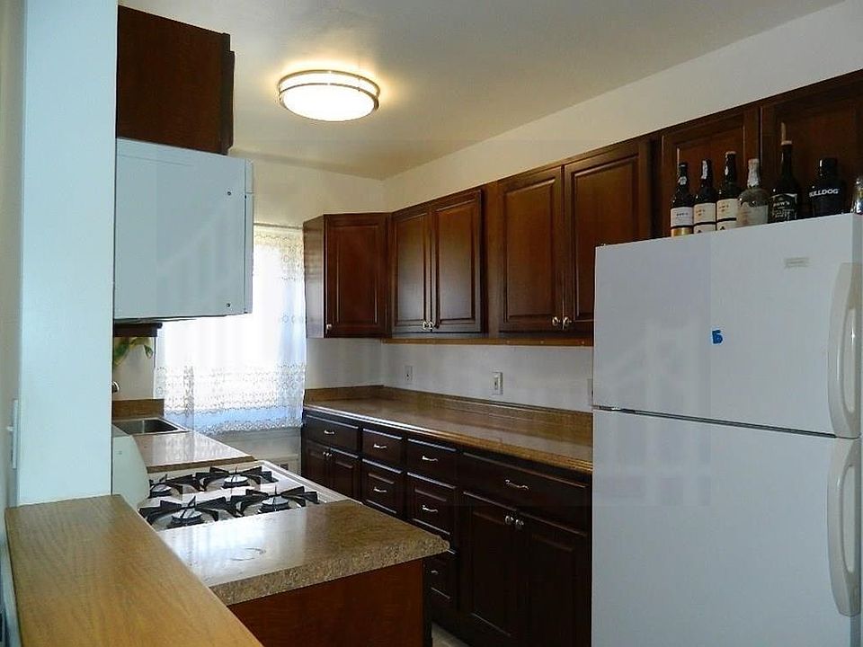 1st image of 6 Lawrence Dr APT D