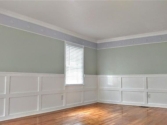 2nd image of 3705 N Queensgrove Cir