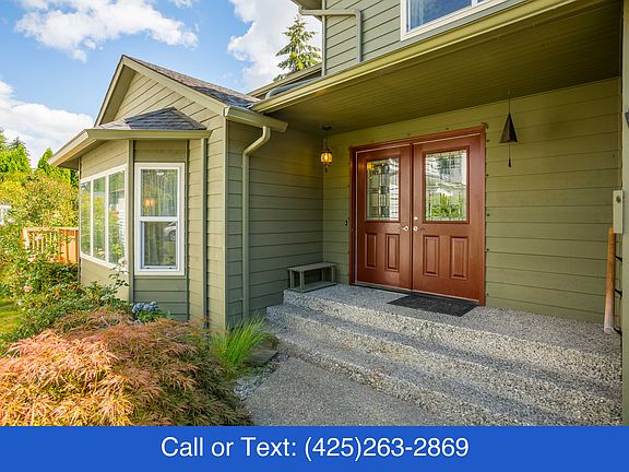 3rd image of 12044C Roosevelt Way NE