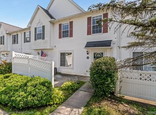 22040 Cape Cod Way, Farmington, MI 48336