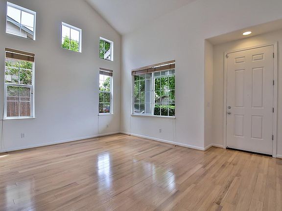 3rd image of 909 Wilks St
