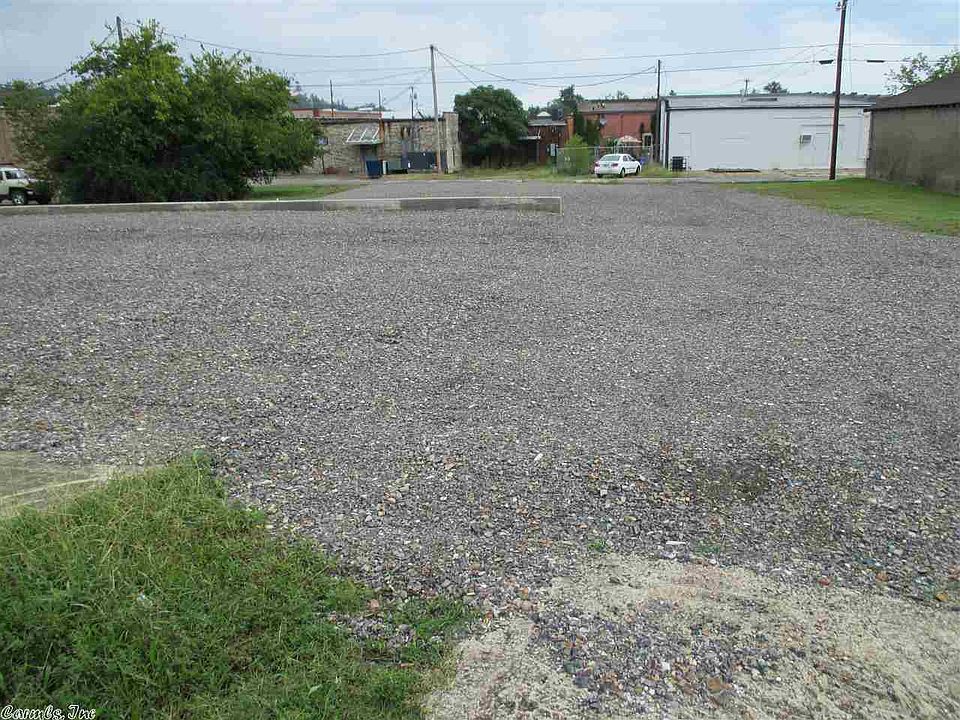 2nd image of 906 Dequeen St