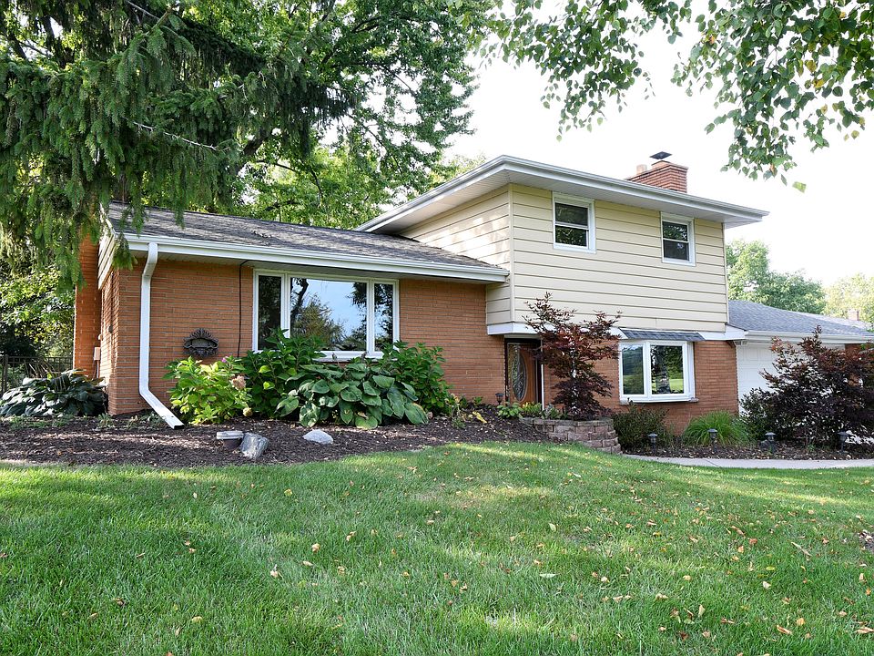 2nd image of 401 Riverview Dr
