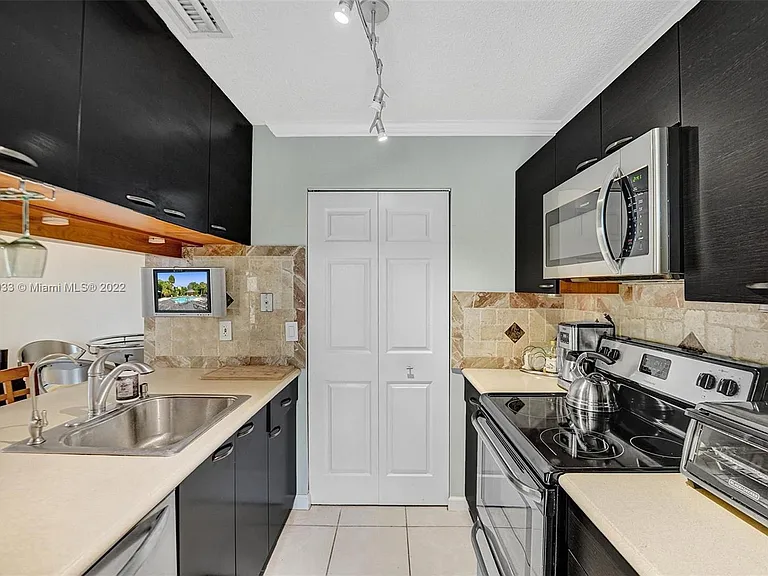 22322 Pineapple Walk Dr — Photo 12