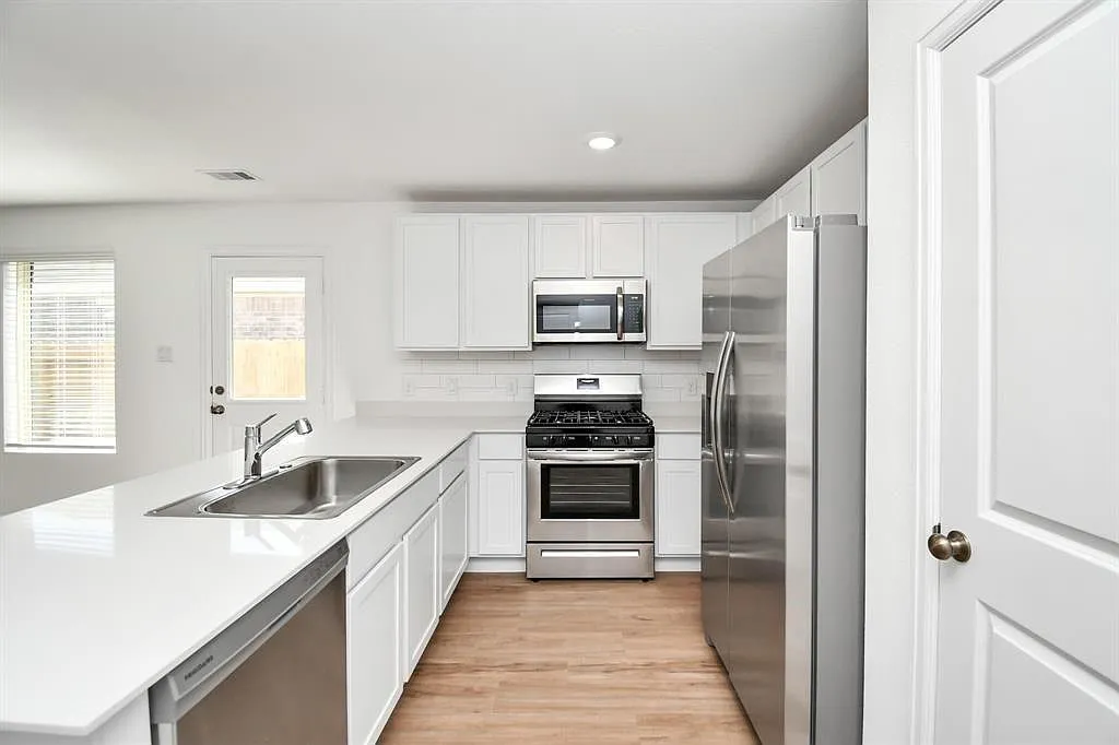 3 bed, 2.0 bath, 1188 sqft, $1,900 — Photo 3