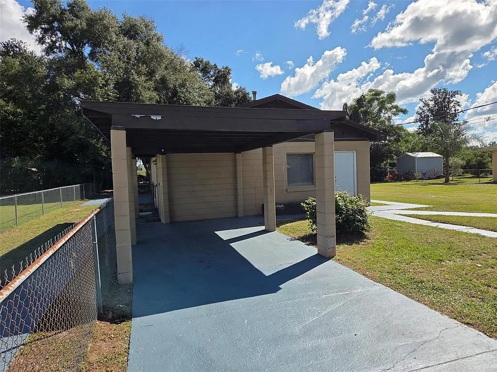 3 bed, 1.0 bath, 888 sqft, $2,000 — Photo 3