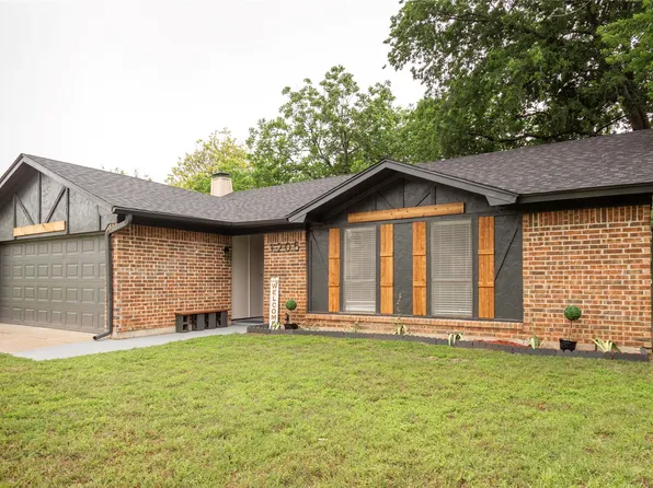 1205 Augusta Rd, Benbrook, TX 76126