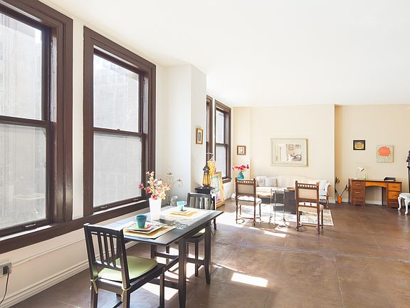 2nd image of 215 W 7th St APT 610