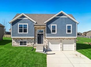 18410 Rock Creek Dr, Smithville, MO 64089