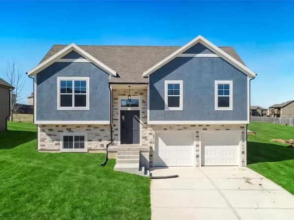 18410 Rock Creek Dr, Smithville, MO 64089