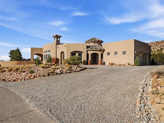 3rd image of 8 La Entrada