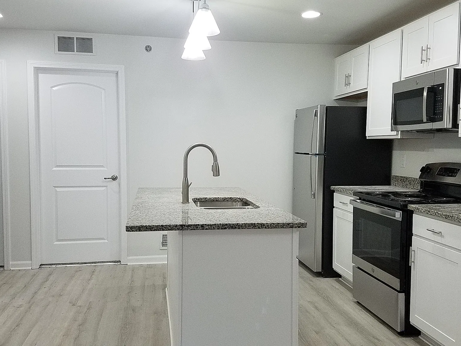 3 bed, 1350 sqft, $1,900 — Photo 4