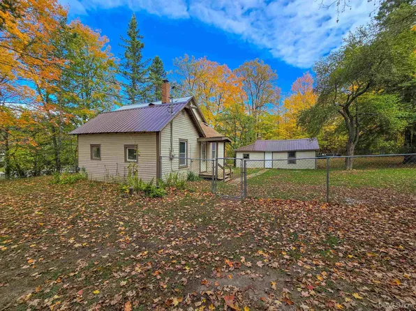 N5492 Benson Rd, Chatham, MI 49816